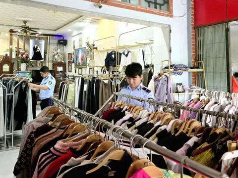 Ninh Bình: Phát hiện 2 cơ sở có hành vi kinh doanh quần áo không rõ xuất xứ