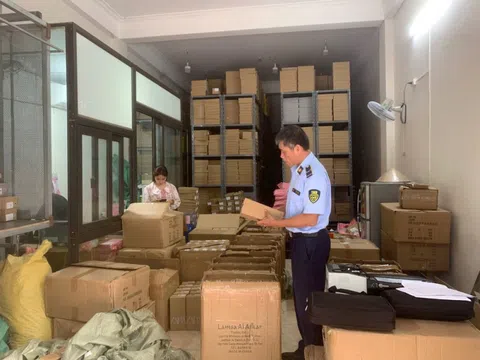 Hà Nội: Phát hiện kho hàng 'khủng' giày dép giả mạo thương hiệu ZARA