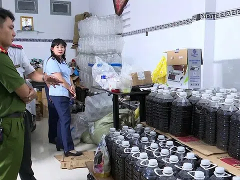 Hàng nghìn lít nước mắm giả pha hóa chất tuồn ra thị trường An Giang