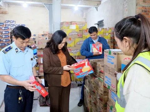 Siết chặt kiểm soát an toàn thực phẩm từ chợ truyền thống đến kinh doanh online dịp Tết