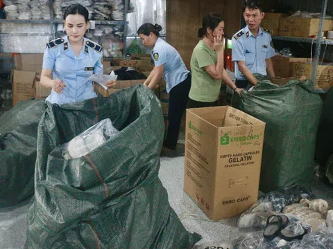 Kiểm tra cơ sở kinh doanh, thu giữ trên 1.800 đôi giày, dép giả mạo nhãn hiệu Crocs và NIKE
