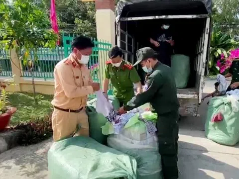 An Giang: Phát hiện xe tải chở 2 tấn quần áo cũ nghi vấn nhập lậu