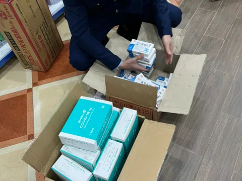 QLTT Hòa Bình tăng cường kiểm tra các mặt hàng trong phòng, chống dịch bệnh Covid-19