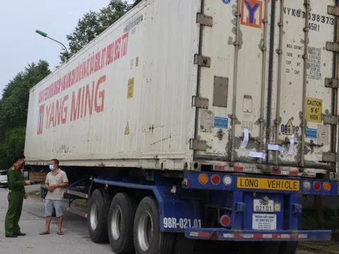 Nghệ An: Phát hiện container vận chuyển rượu ngoại nhập lậu số lượng lớn